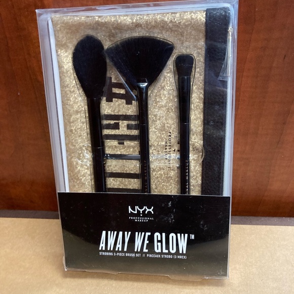 NYX Away We Glow brush set - Picture 2 of 5